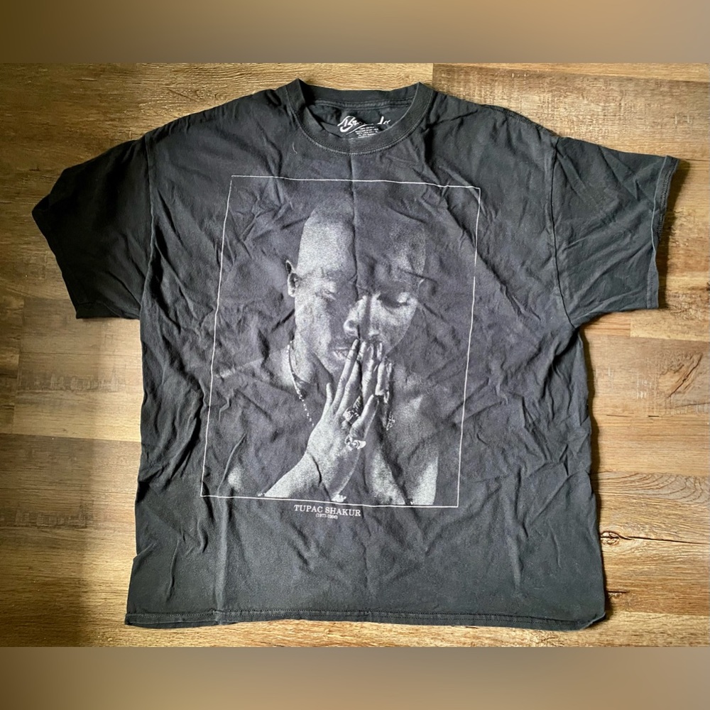 Bravado Tupac Shakur Praying Hands 1971-1996 Hip Hop Rap Men’s  T-Shirt XL.